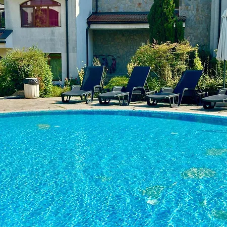 Bright With Pool View In Vineyards *